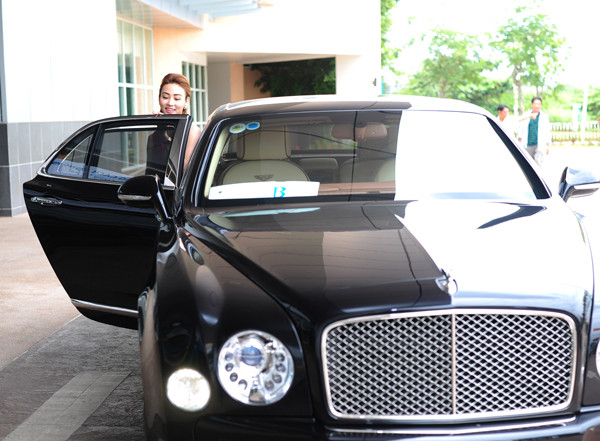 Ngân Khánh khoe vai trần bên siêu xe Bentley ảnh 3
