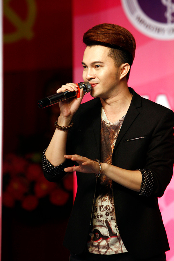 Maria Đinh Phương Ánh kín đáo khi hát ở bệnh viện ảnh 4