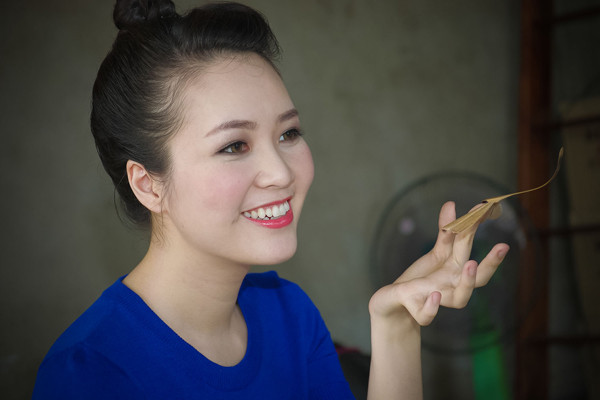 Á hậu Thụy Vân giản dị, thân thiện thăm người khuyết tật ảnh 5