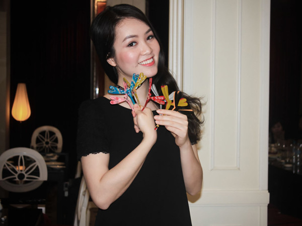 Á hậu Thụy Vân làm từ thiện cùng 'cậu bé không mặt' ảnh 1