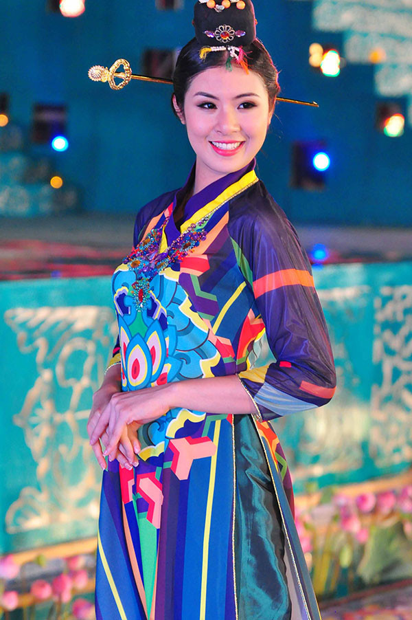 Ngọc Hân ra mắt BST áo dài Hàn Quốc tại Fesival Huế ảnh 1