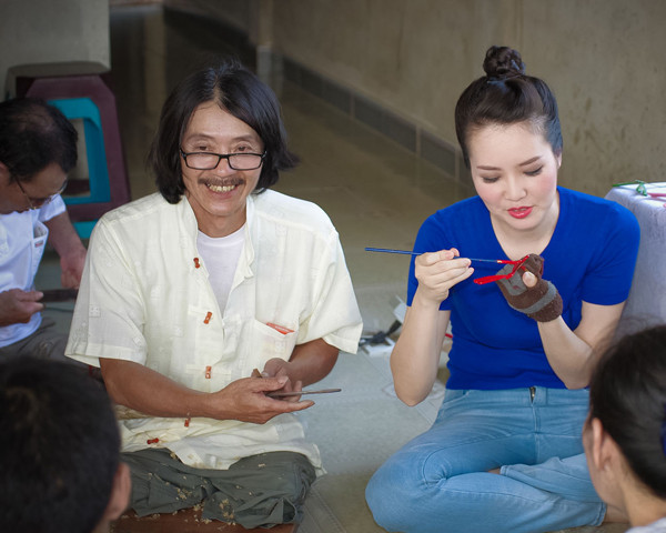Á hậu Thụy Vân giản dị, thân thiện thăm người khuyết tật ảnh 3