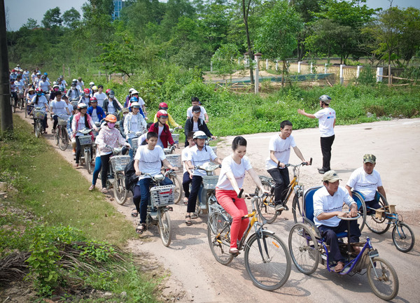 Á hậu Thụy Vân giản dị, thân thiện thăm người khuyết tật ảnh 9