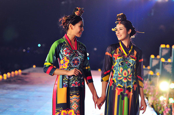 Ngọc Hân ra mắt BST áo dài Hàn Quốc tại Fesival Huế ảnh 10