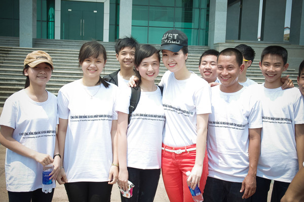 Á hậu Thụy Vân giản dị, thân thiện thăm người khuyết tật ảnh 11