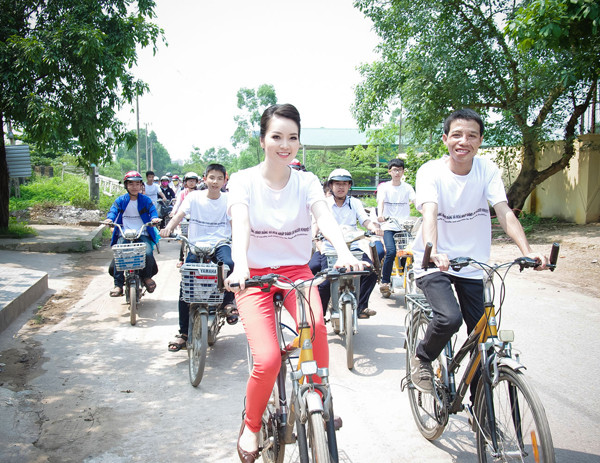 Á hậu Thụy Vân giản dị, thân thiện thăm người khuyết tật ảnh 10