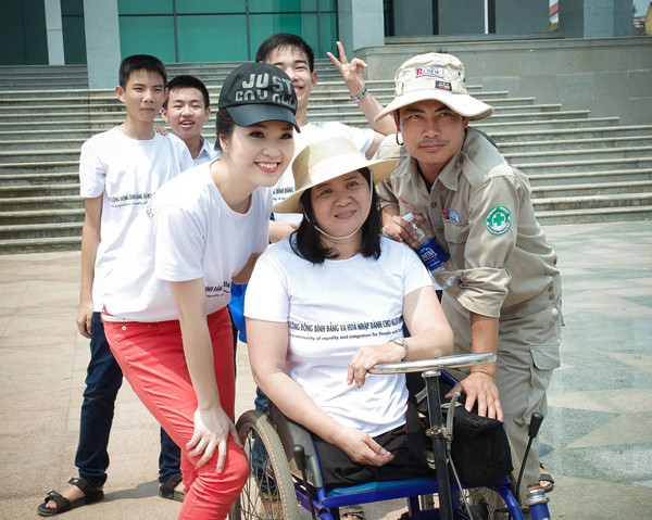 Á hậu Thụy Vân giản dị, thân thiện thăm người khuyết tật ảnh 8