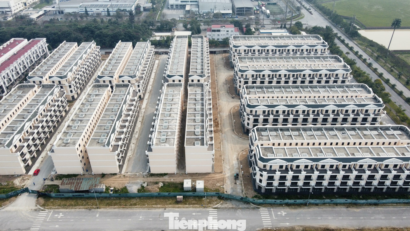 Theo ghi nhận của PV, nằm cạnh dự án của Công ty cổ phần Đệ Tam, dự án của Công ty Bình Dương với 246 căn biệt thự nhà phố cũng mới hoàn thiện phần thô, các hạng mục khác vẫn ngổn ngang, dang dở và bỏ hoang lãng phí.