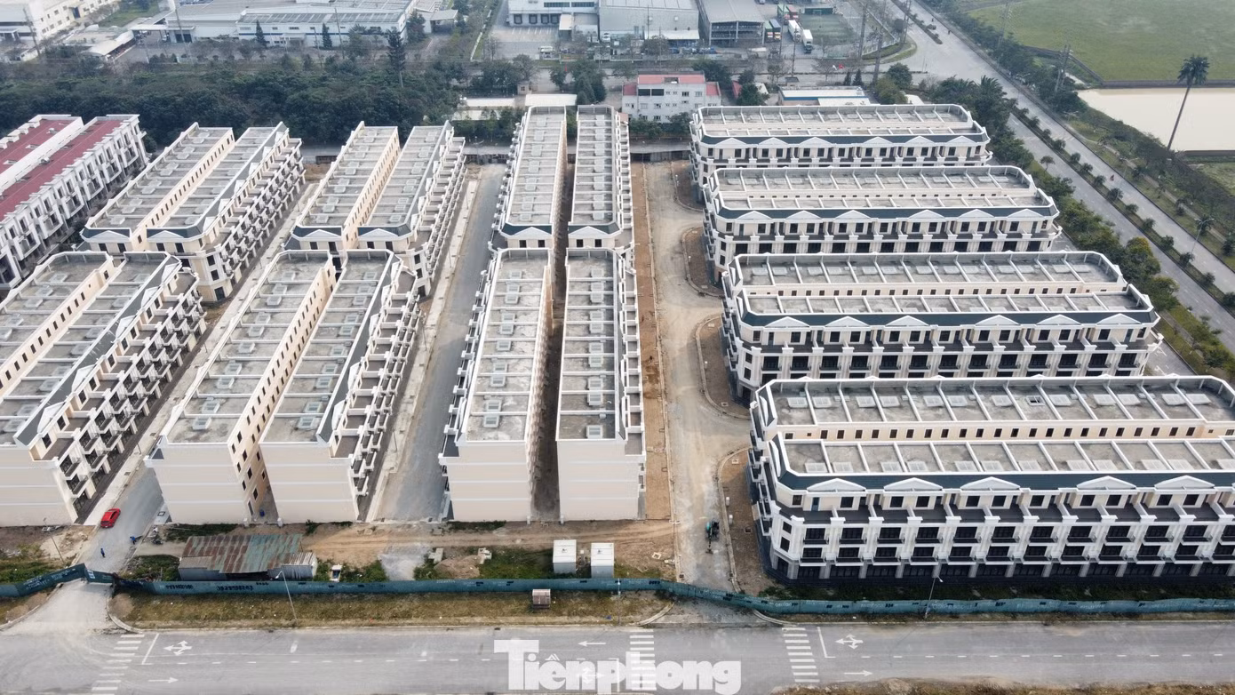 Theo ghi nhận của PV, nằm cạnh dự án của Công ty cổ phần Đệ Tam, dự án của Công ty Bình Dương với 246 căn biệt thự nhà phố cũng mới hoàn thiện phần thô, các hạng mục khác vẫn ngổn ngang, dang dở và bỏ hoang lãng phí.