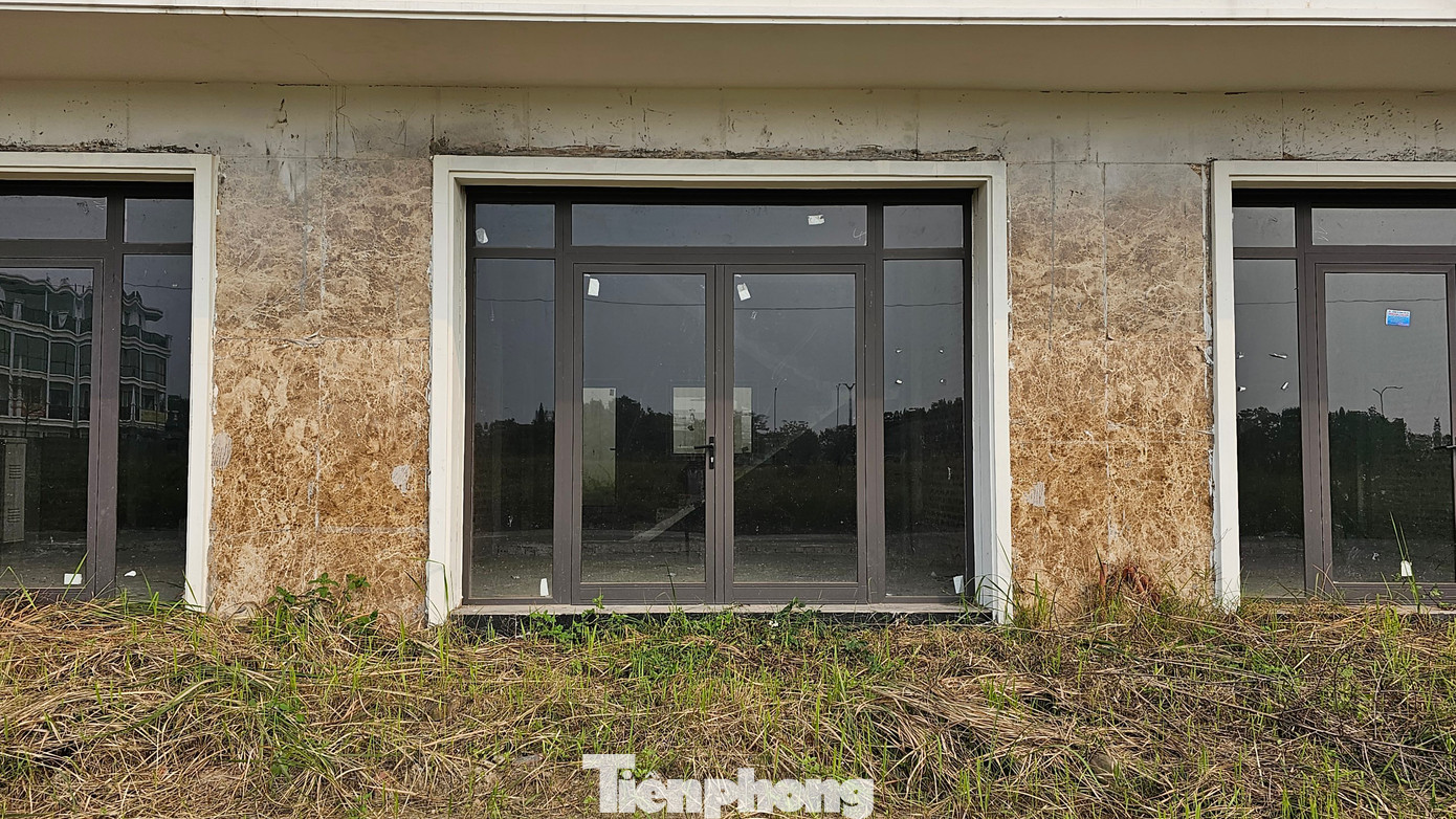 Ngoài phần thô khối nhà đã cơ bản hoàn thành thì các hạng mục khác vẫn ngổn ngang, dang dở.