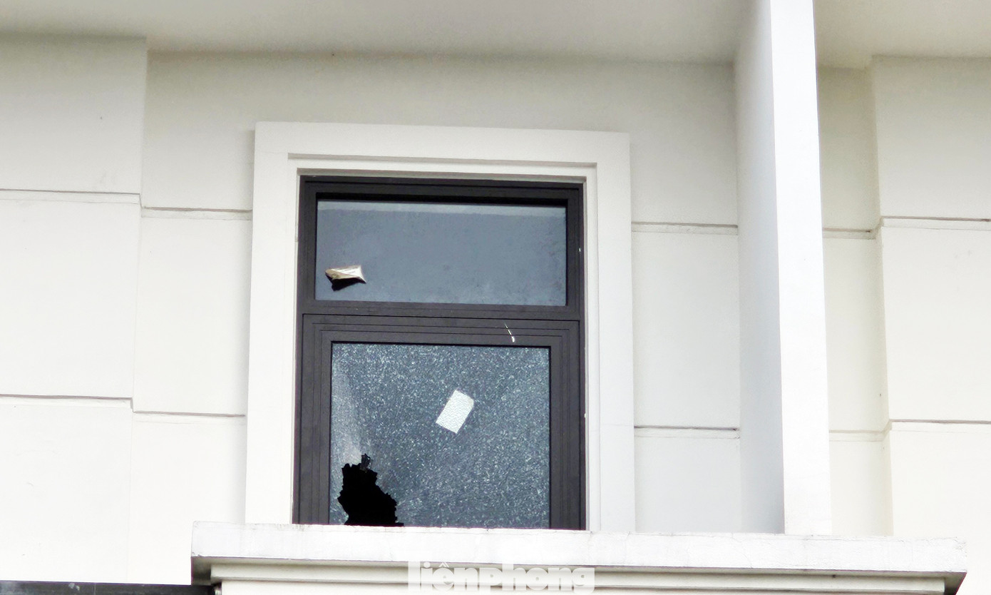 Nhiều hạng mục hạ tầng bị xuống cấp nghiêm trọng. Gạch ốp tường, cửa kính nhiều căn nứt vỡ.