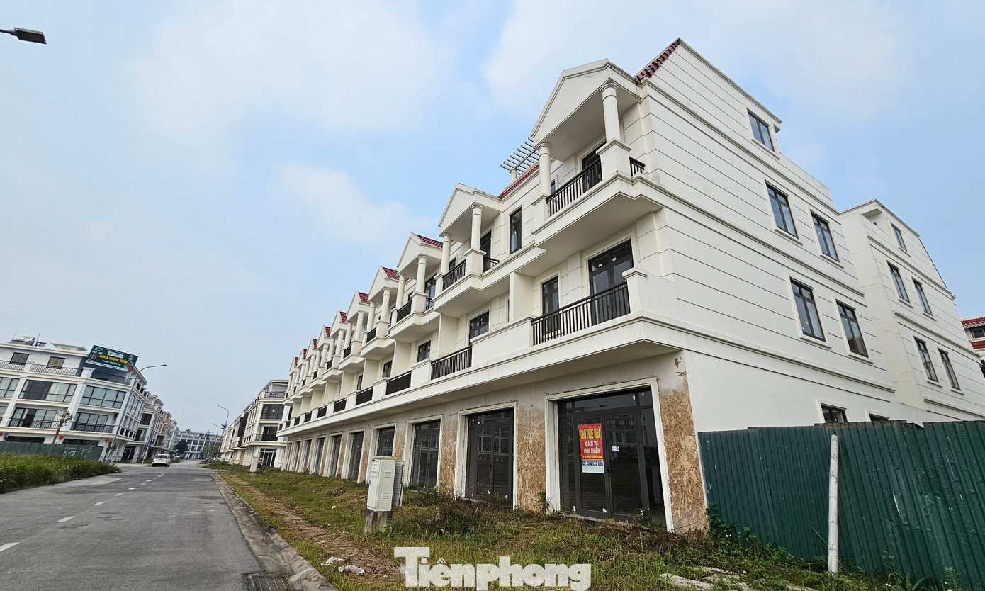 Theo tiến độ, dự án phải hoàn thành các công trình xây dựng trên đất trong năm 2021 để đưa vào sử dụng. Tuy nhiên, theo ghi nhận của PV dù dự án đã xây dựng xong phần thô từ nhiều năm nhưng đến nay hơn trăm căn biệt thự của Công ty cổ phần Đệ Tam bỏ hoang, vắng bóng người ở.