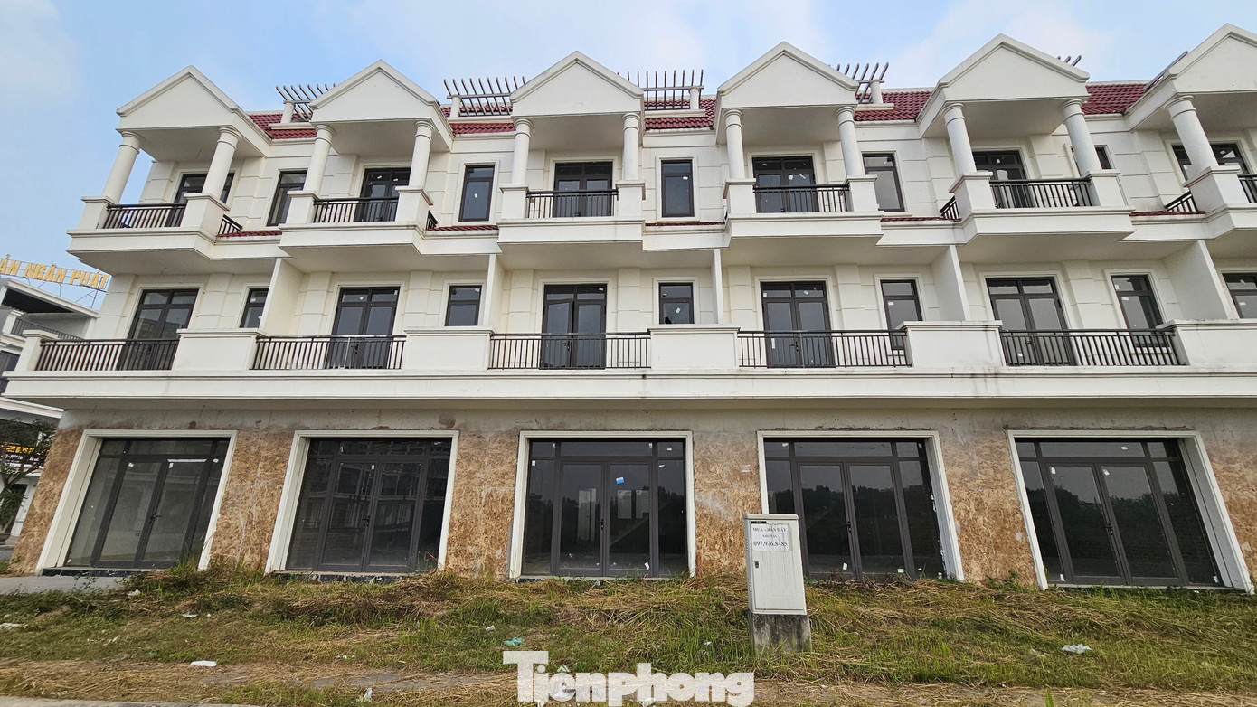 Về điều kiện kinh doanh bất động sản, kết luận thanh tra xác định năm 2019 Công ty cổ phần Đệ Tam đã ký 27 hợp đồng nguyên tắc dưới hình thức huy động vốn để ưu tiên đăng ký, hưởng quyền mua lô đất tại dự án cho bên được huy động vốn, khi chưa có thông báo đủ điều kiện huy động vốn của Sở Xây dựng, vi phạm quy định của Luật Nhà ở.