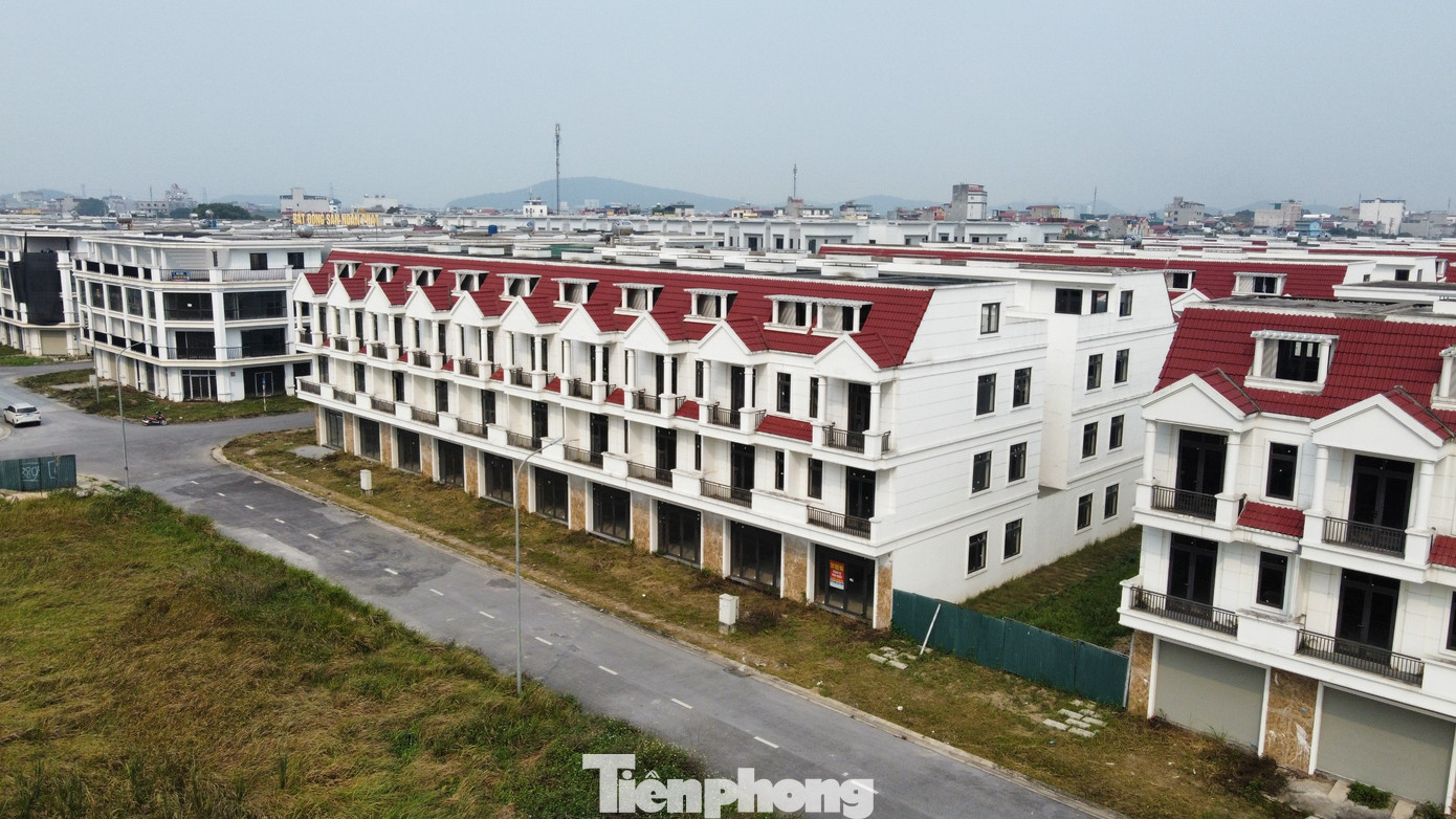 Theo đó, tại Quyết định số 18 ngày 13/1/2022 về việc chấp thuận điều chỉnh chủ trương đầu tư đồng thời chấp thuận nhà đầu tư, xác định tiến độ thực hiện hoàn thành các công trình xây dựng trên đất trong năm 2021. Tuy nhiên, đến nay dự án chưa hoàn thành, bàn giao đưa vào sử dụng. Nhà đầu tư cũng chưa điều chỉnh tiến độ đầu tư của dự án theo quy định.