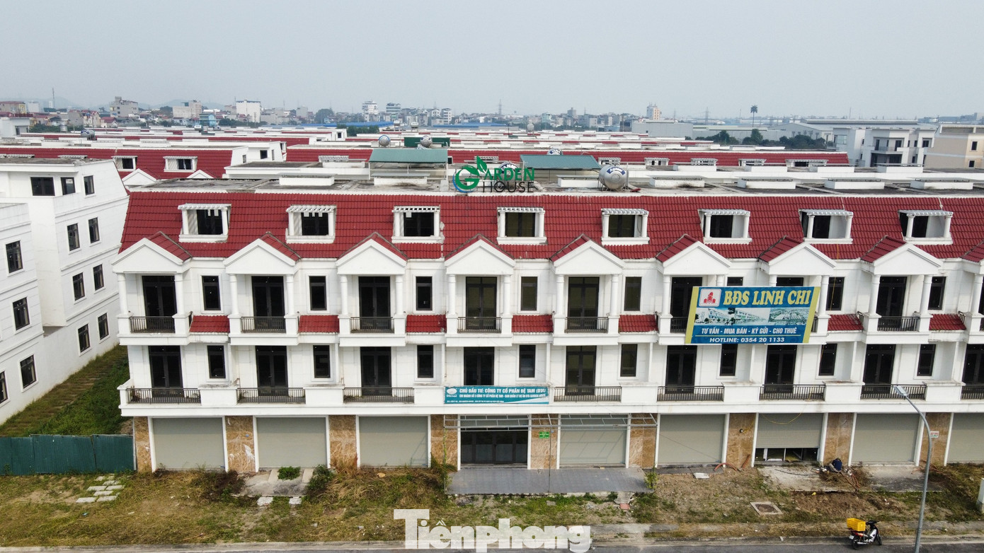 Đặc biệt, Công ty TNHH VSIP Bắc Ninh ký hợp đồng chuyển nhượng một phần dự án Khu đô thị và dịch vụ VSIP Bắc Ninh cho Công ty cổ phần Đệ Tam khi chưa có văn bản đồng ý của Chủ tịch UBND tỉnh Bắc Ninh. Ngoài ra, Công ty TNHH VSIP Bắc Ninh đã tiến hành bàn giao 1.000m2 đất cho Công ty cổ phần Đệ Tam trước khi UBND tỉnh Bắc Ninh có quyết định thu hồi đất và giao đất chưa đúng quy định Luật Đất đai 2013.