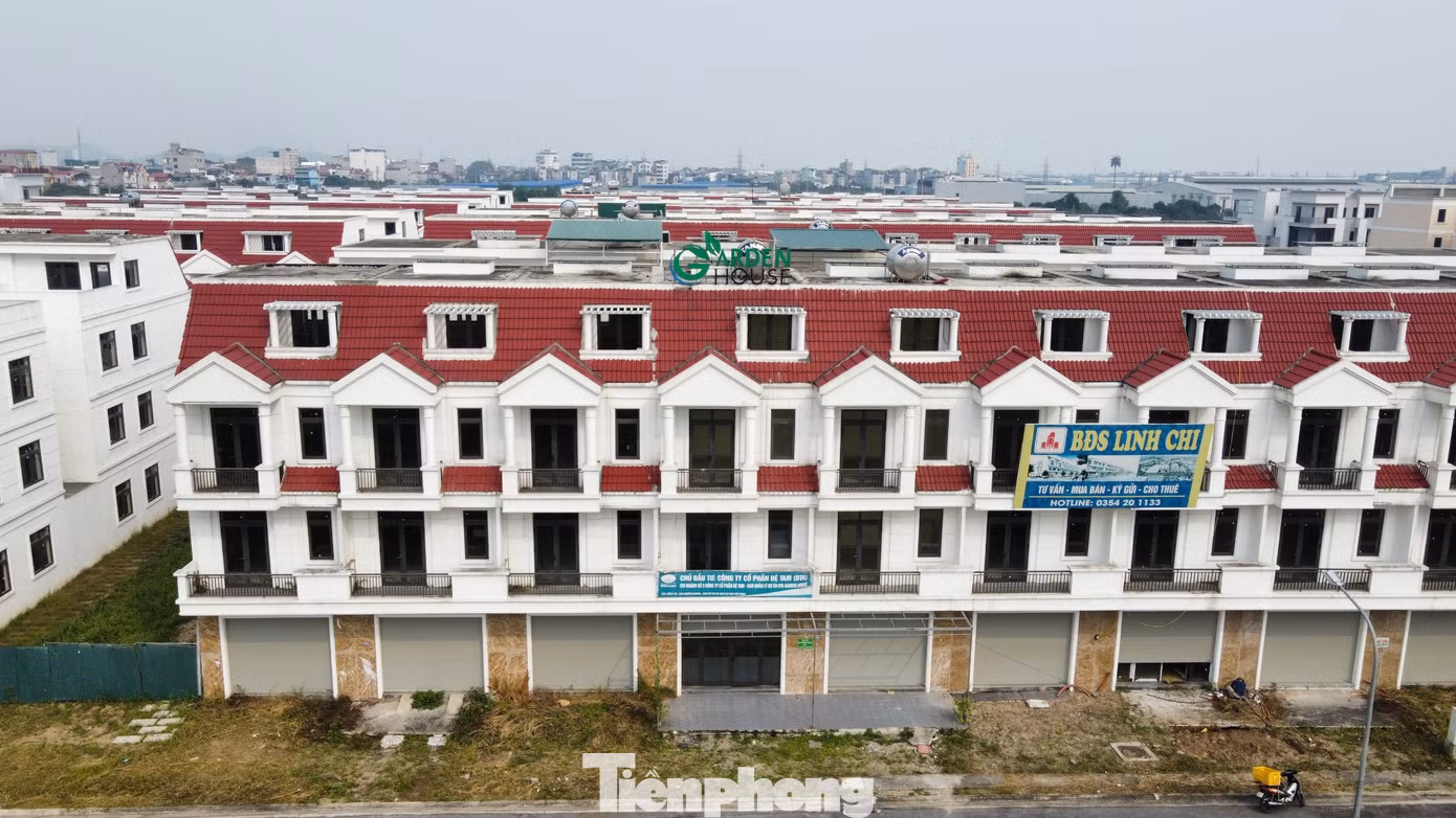 Đặc biệt, Công ty TNHH VSIP Bắc Ninh ký hợp đồng chuyển nhượng một phần dự án Khu đô thị và dịch vụ VSIP Bắc Ninh cho Công ty cổ phần Đệ Tam khi chưa có văn bản đồng ý của Chủ tịch UBND tỉnh Bắc Ninh. Ngoài ra, Công ty TNHH VSIP Bắc Ninh đã tiến hành bàn giao 1.000m2 đất cho Công ty cổ phần Đệ Tam trước khi UBND tỉnh Bắc Ninh có quyết định thu hồi đất và giao đất chưa đúng quy định Luật Đất đai 2013.