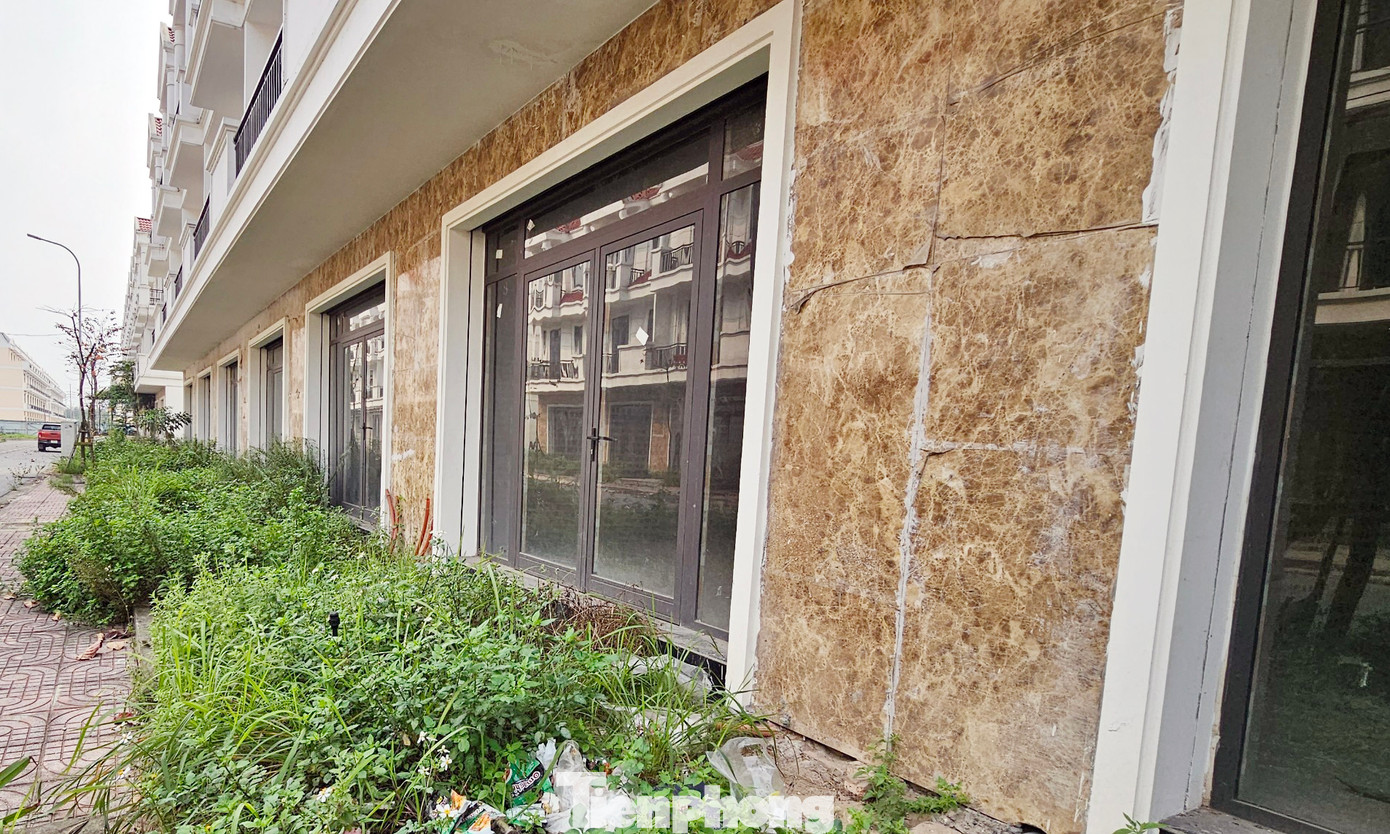 Nhiều hạng mục hạ tầng bị xuống cấp nghiêm trọng. Gạch ốp tường, cửa kính nhiều căn nứt vỡ.