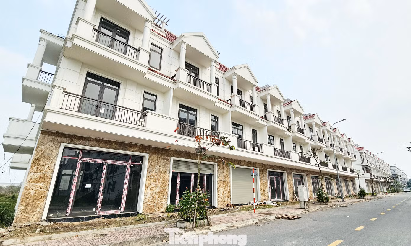 Trao đổi với PV, lãnh đạo Sở Xây dựng tỉnh Bắc Ninh cho biết, liên quan đến việc xử lý vi phạm của Công ty cổ phần Đệ Tam trong việc ký 27 hợp đồng huy động vốn khi chưa có Thông báo đủ điều kiện huy động vốn, Sở đã làm việc với chủ đầu tư và yêu cầu cung cấp hồ sơ, tài liệu để xử lý theo quy định.