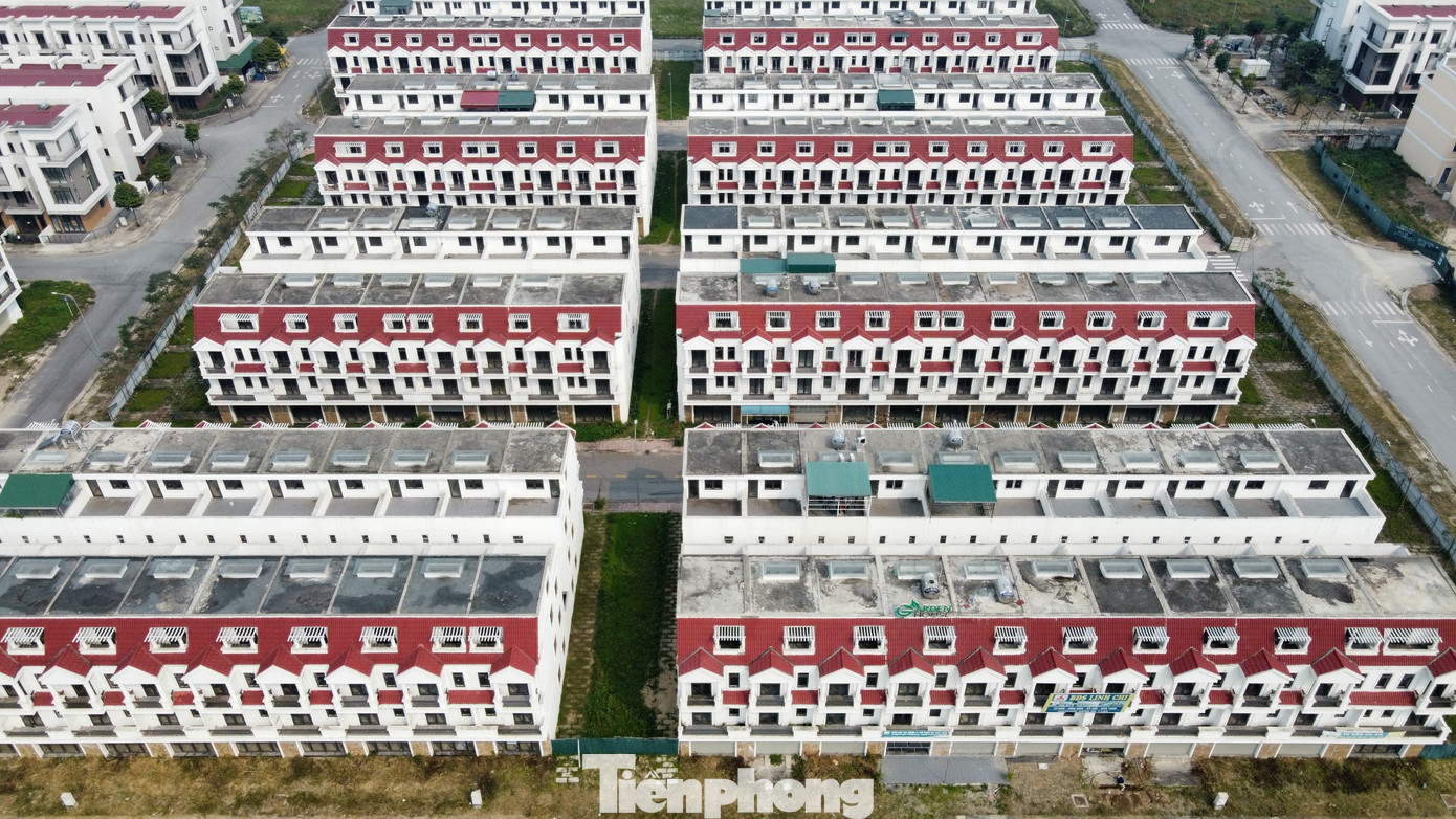 Đồng thời, Thanh tra tỉnh Bắc Ninh cũng phát hiện, một số biên bản nghiệm thu công việc xây dựng còn không ghi tên trong các thành phần tham gia nghiệm thu, ký nhưng không ghi rõ họ tên. “Đáng chú ý, toàn bộ biên bản nghiệm thu phần hạ tầng đều ghi nhầm địa chỉ nghiệm thu thực tế dự án tại Khu đô thị VSIP Bắc Ninh nhưng biên bản nghiệm thu công việc xây dựng tại Nhơn Trạch. Đơn vị giám sát không yêu cầu lập, để duyệt biện pháp thi công an toàn lao động và bảo vệ môi trường các hạng mục trong quá trình thi công; Phần xây dựng cơ bản đã hoàn thành, bản vẽ hoàn công phần kiến trúc nhà xây thô và hoàn thiện ngoài vẫn chưa được lập”, Thanh tra tỉnh Bắc Ninh chỉ rõ.