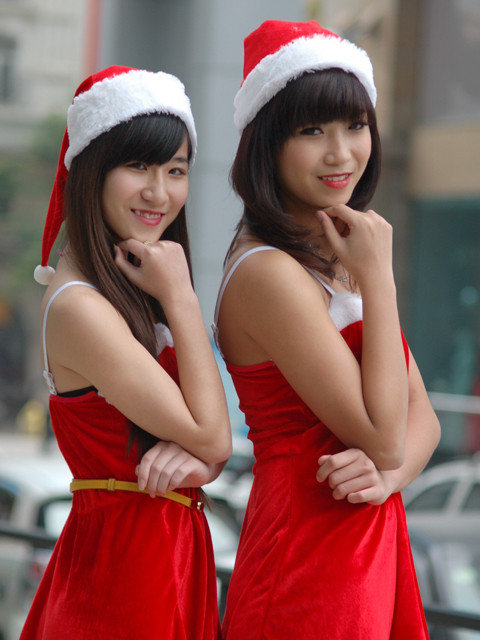 Làm dáng với trang phục bà già Noel