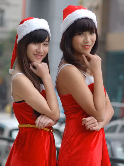 Làm dáng với trang phục bà già Noel