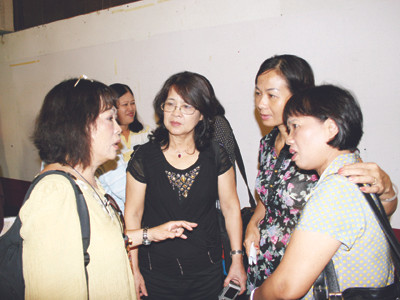 Các hội viên Hội Nhà văn đang trao đổi nghề nghiệp . Ảnh: Phan Hữu Đố Các hội viên Hội Nhà văn đang trao đổi nghề nghiệp