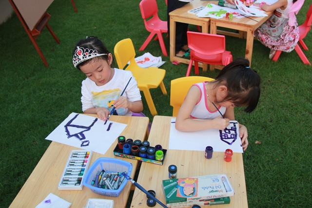 Với “Cây bút thần kỳ” bé được trổ tài thi vẽ, sáng tạo những bức vẽ đẹp bằng nhiều chất liệu màu khác nhau. Những bức tranh đẹp sẽ được Vingroup chọn để làm lịch năm mới, năm 2014