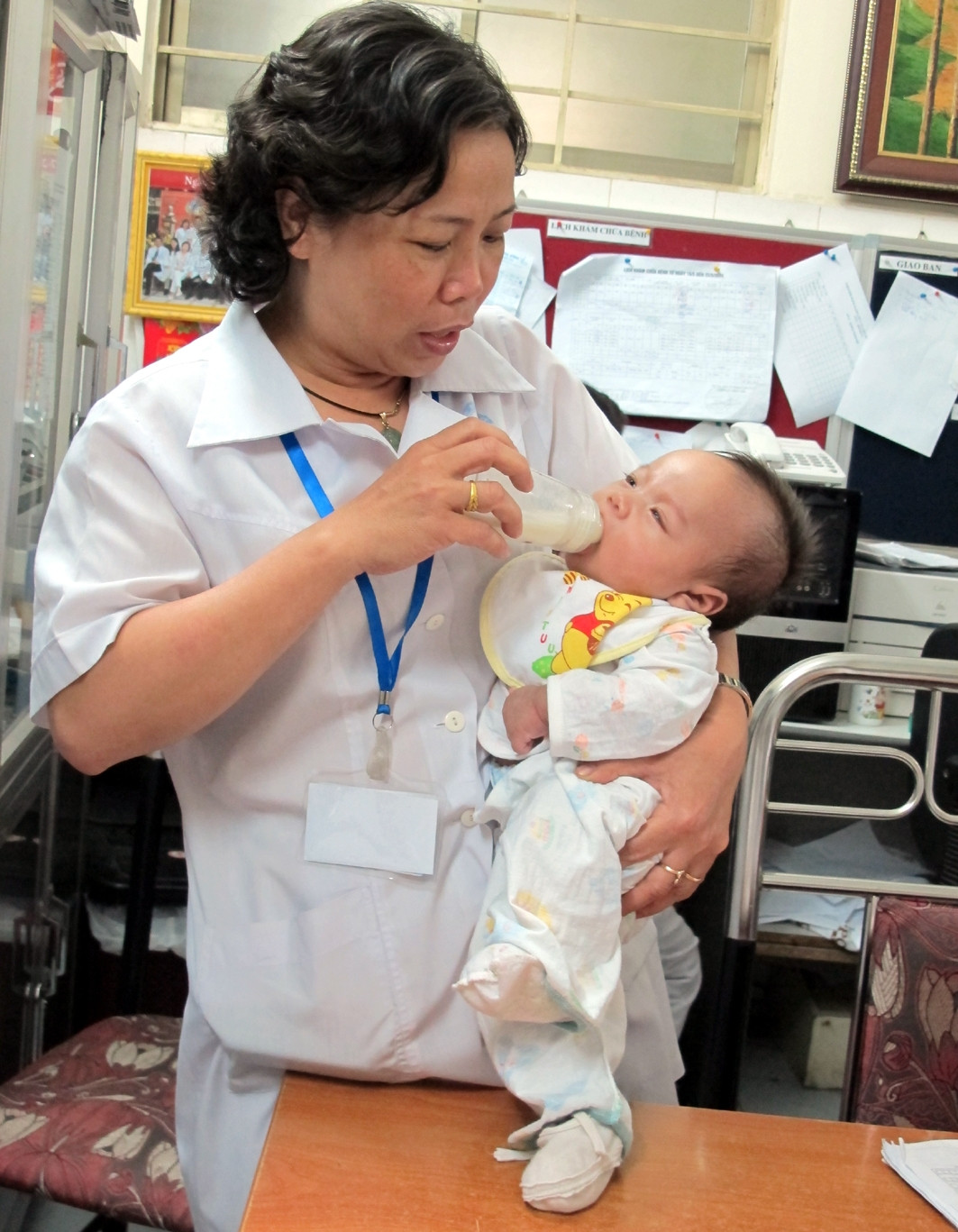 Bé Cu đang được các bác sĩ BV Mắt TƯ chăm sóc, điều trị