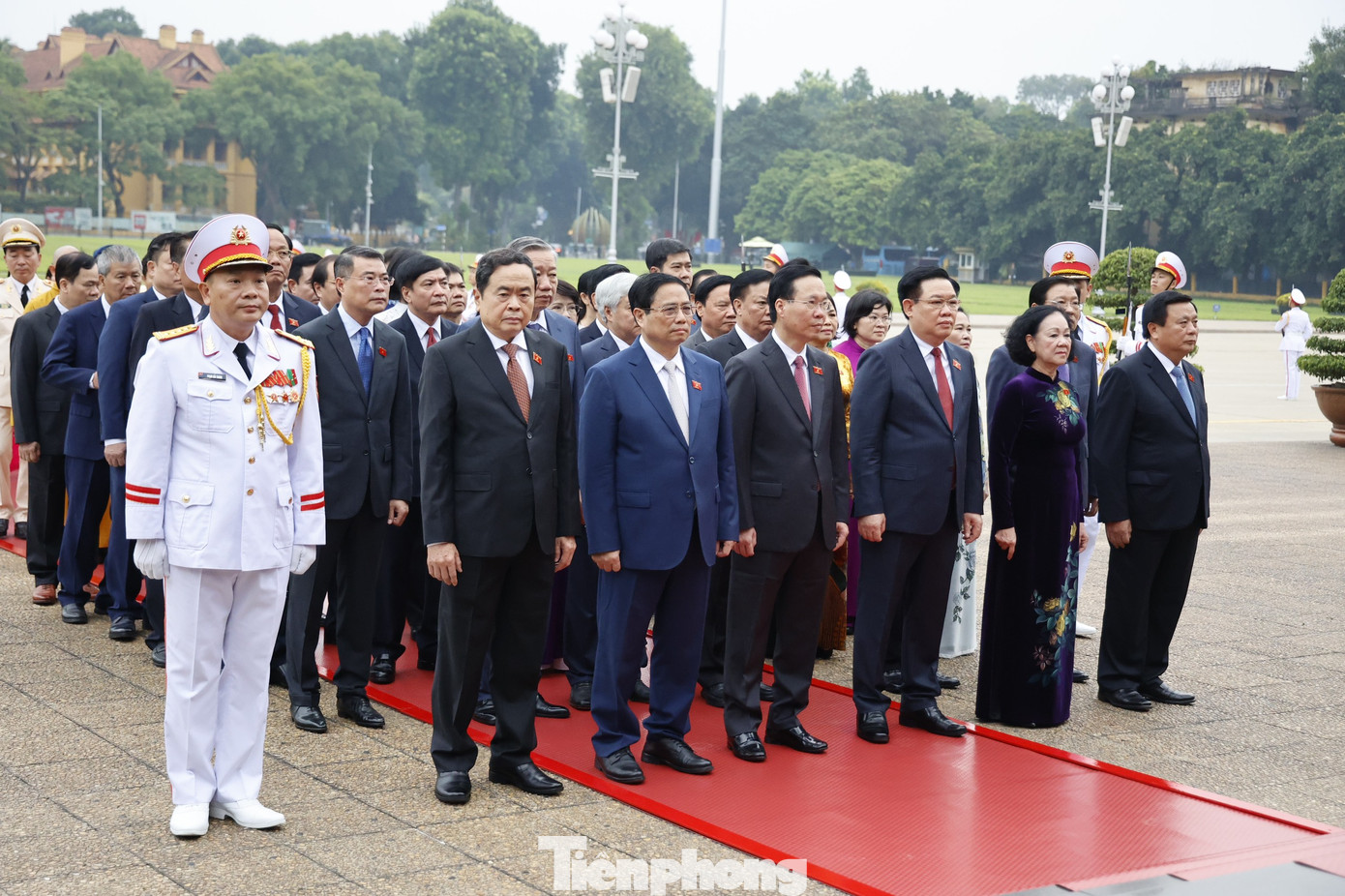 Các đồng chí lãnh đạo Đảng, Nhà nước, các đại biểu Quốc hội bày tỏ lòng biết ơn vô hạn, lòng thành kính tưởng nhớ công lao to lớn của Chủ tịch Hồ Chí Minh đối với sự nghiệp đấu tranh giải phóng dân tộc, thống nhất đất nước, xây dựng Tổ quốc Việt Nam.