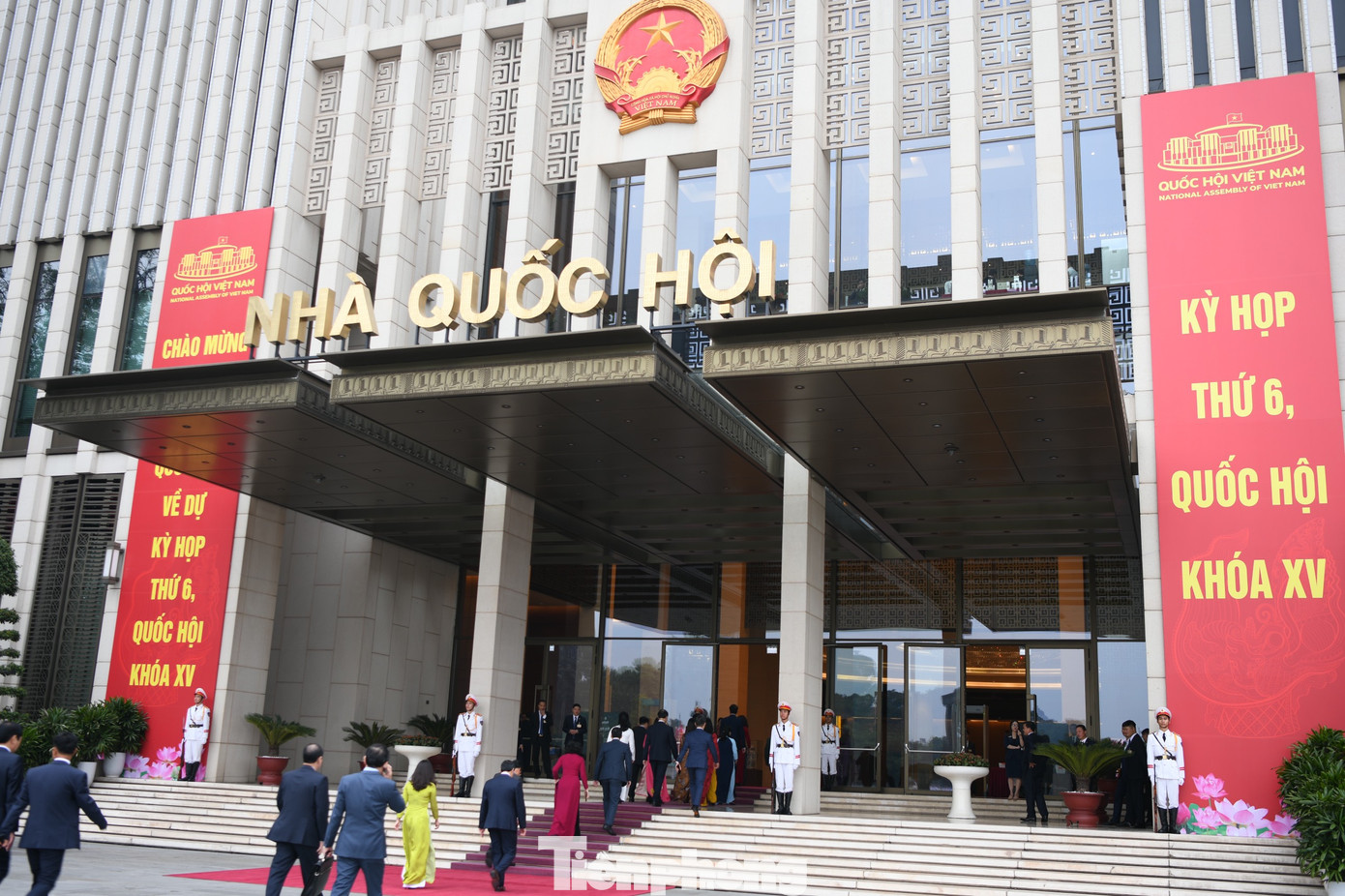 Vào 9 giờ cùng ngày, Quốc hội họp phiên khai mạc kỳ họp thứ 6, Quốc hội khóa XV tại Hội trường Diên Hồng, Nhà Quốc hội.