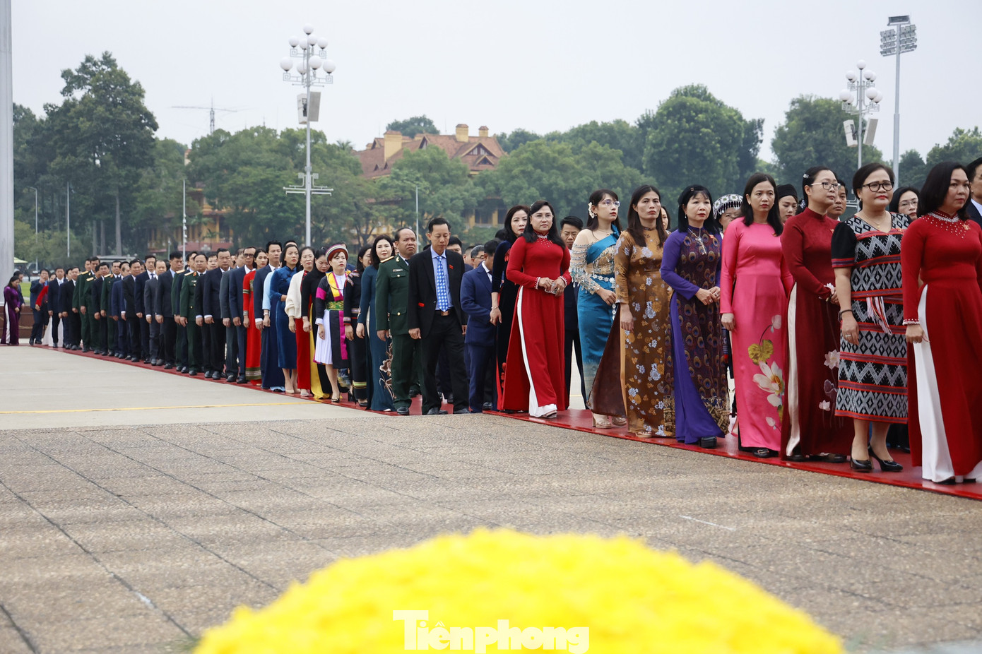 Các đại biểu Quốc hội vào Lăng viếng Chủ tịch Hồ Chí Minh