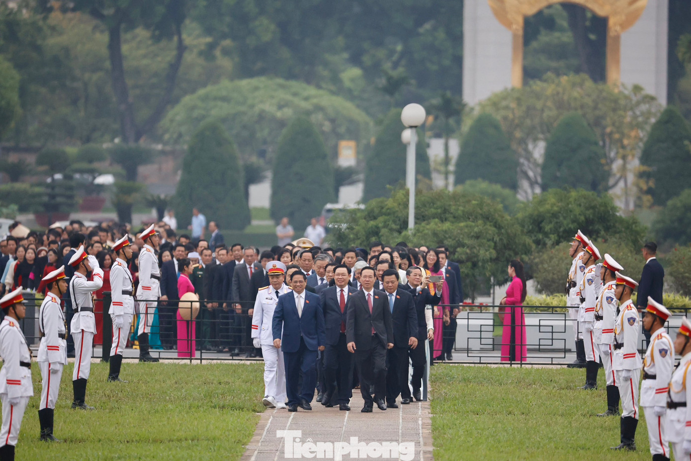 Chủ tịch nước Võ Văn Thưởng, Thủ tướng Phạm Minh Chính, Chủ tịch Quốc hội Vương Đình Huệ dẫn đầu đoàn đại biểu Quốc hội đến đặt vòng hoa và vào Lăng viếng Chủ tịch Hồ Chí Minh.