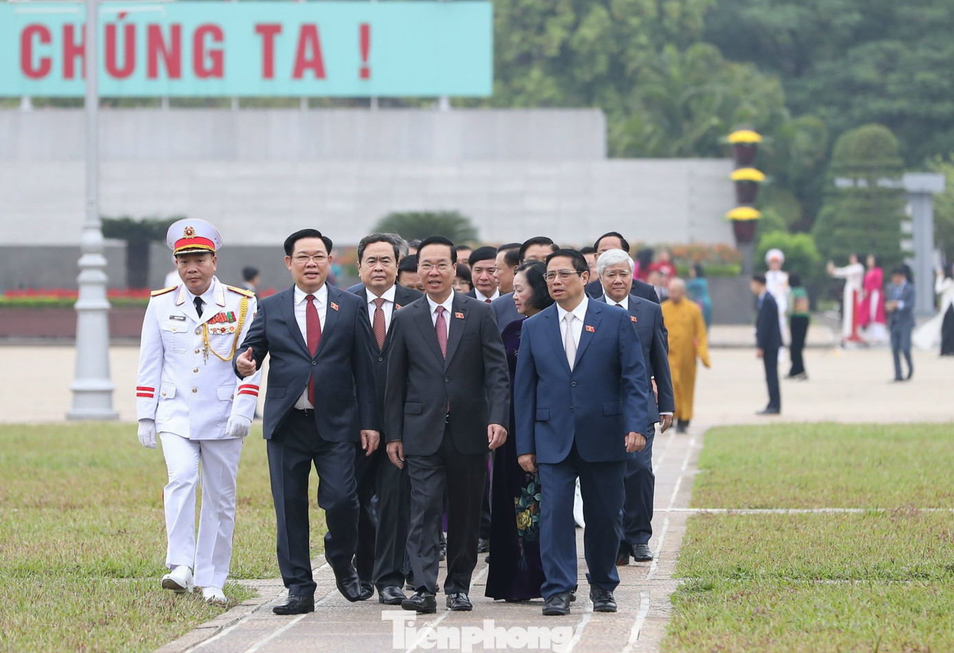 Kết thúc lễ viếng, lãnh đạo Đảng, Nhà nước cùng các đại biểu Quốc hội sang dự phiên khai mạc kỳ họp tại Nhà Quốc hội.