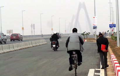 Liên tiếp xảy ra tai nạn, dải phân cách cầu Nhật Tân bị 'khai tử' ảnh 2