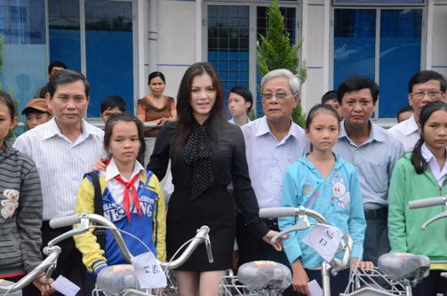 Lý Nhã Kỳ trong chuyến làm từ thiện ở Quảng Nam.