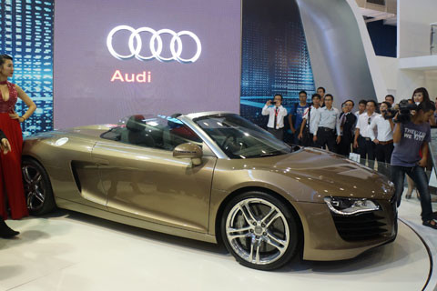 Chiếc Audi R8 bản mui trần nổi bật gian trưng bày của Audi