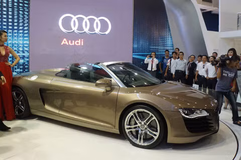 Chiếc Audi R8 bản mui trần nổi bật gian trưng bày của Audi
