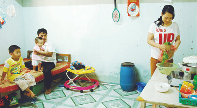 Một gia đình công nhân ăn Tết ở nhà trọ. Ảnh: N.C. Một gia đình công nhân ăn Tết ở nhà trọ. Ảnh: N.C