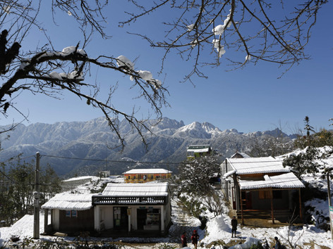 Hiện tượng thiên nhiên kỳ thú, tuyết phủ trắng trời Sa Pa sau hơn 50 năm xuất hiện một lần 