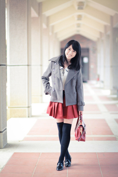 Chân váy chữ A, chân váy xếp ly mang đến một vẻ đẹp nữ tính dễ thương. Phần nơ buộc trên cổ áo hay váy là chi tiết thường thấy trong phong cách thời trang của các cô nàng nữ sinh. Blazer là item đại diện cho phong cách nữ sinh Châu Âu. Diện quần short với áo sơ mi trong ngày đi chơi cùng bạn bè.