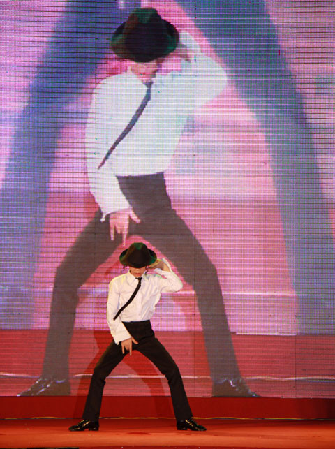 Đăng Quân – Quán quân Vietnam’s Got Talent biểu diễn hai bài nhảy ấn tượng. Ảnh: Trường Phong. Đăng Quân – Quán quân Vietnam’s Got Talent biểu diễn hai bài nhảy ấn tượng. Ảnh: Trường Phong.