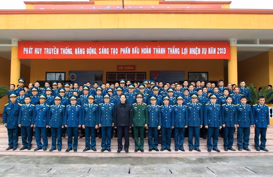 Thủ tướng chụp ảnh chung với cán bộ, sỹ quan và chiến sỹ Đoàn tên lửa phòng không 64. (Ảnh: Đức Tám/TTXVN)