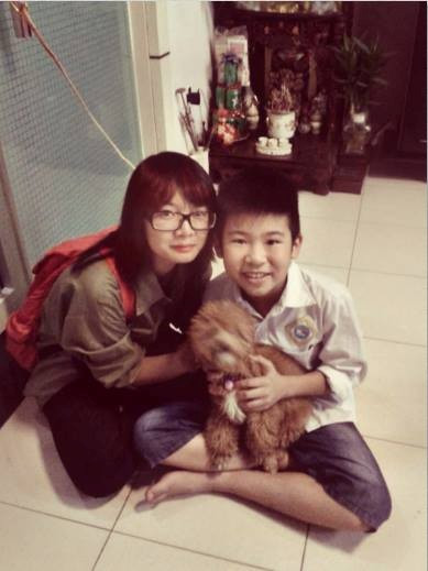 ... và cũng chẳng chịu rời xa chú cún được bố mẹ sắm cho mình sau cuộc thi The Voice Kids. Theo một số nguồn tin, cậu nhóc đã đặt tên cho cún cưng là... Bi