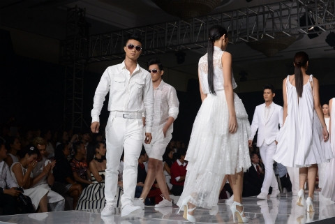 Từ sàn diễn lộng lẫy đến câu chuyện đời thường nhiều thị phi luôn chực chờ mẫu nam. Ảnh: Minh họa. . Từ sàn diễn lộng lẫy đến câu chuyện đời thường nhiều thị phi luôn chực chờ mẫu nam. Ảnh: Minh họa.