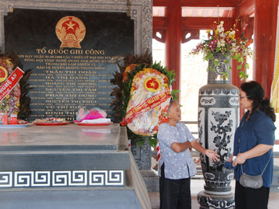 Nhà văn Lê Minh Khuê với mẹ Vinh…