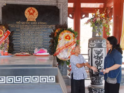 Nhà văn Lê Minh Khuê với mẹ Vinh…. Nhà văn Lê Minh Khuê với mẹ Vinh…