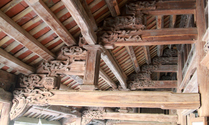 Nét hấp dẫn nhất của ngôi nhà tập trung ở hệ thống xà cột được trạm trổ tinh xảo