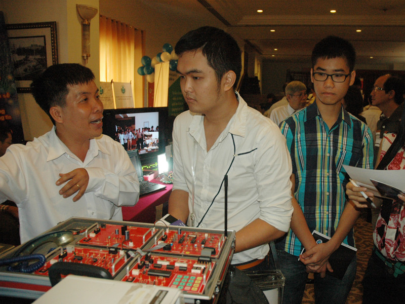 Đăng ký dự thi vào ĐH Quốc gia TPHCM cần lưu ý những điểm mới. Trong ảnh, giảng viên trường ĐH Quốc tế (ĐH Quốc gia TPHCM) giới thiệu cho phụ huynh và thí sinh hiểu hơn về các ngành học của trường	Ảnh: Quang Phương