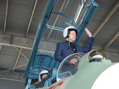 Thủ tướng trên buồng lái Su 30 MK2