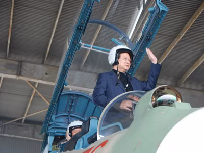 Thủ tướng trên buồng lái Su 30 MK2